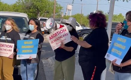 Detienen y acusan de asesinato a joven en Texas por "aborto autoinducido"