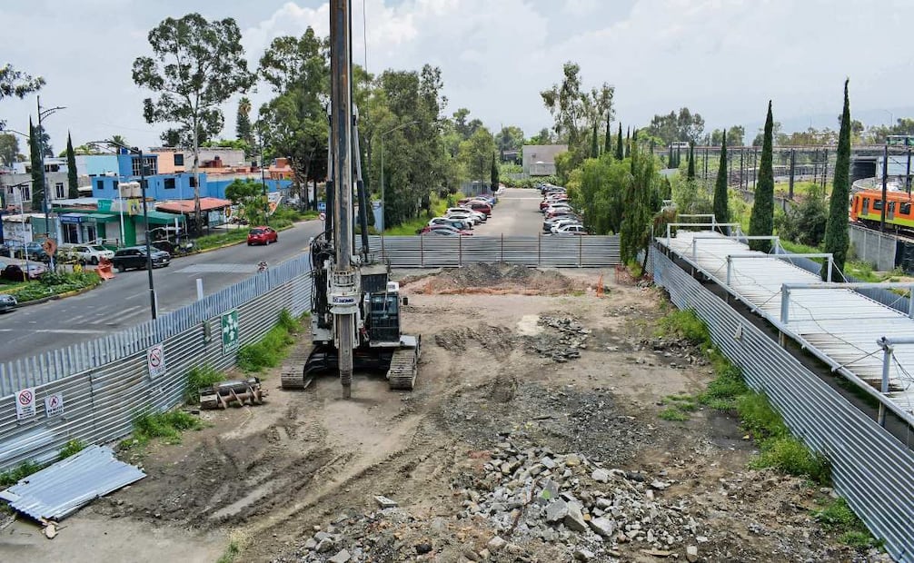 Los trabajos en la estación de Tláhuac, que conecta con la Línea 12 del Metro, ya reportan un avance con la delimitación del área de las obras. Fotografías: Santiago Cadena