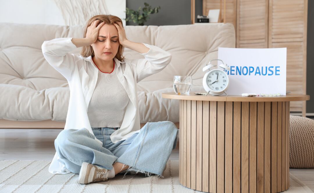 La menopausia trae consigo diversos cambios en el cuerpo que pueden resultar incómodos, como los sofocos y la inflamación. Foto: Canva