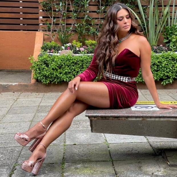 Galilea Montijo enseña el minivestido de terciopelo ideal para mujeres elegantes