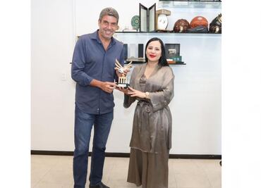 Entregan las 'Alas de Cuauhtémoc' a Elías Ayub