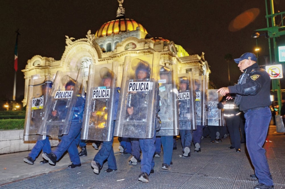 Cerca de 500 uniformados marcharon en grupos de 20 a lo largo de la avenida Juárez, donde simularon ejercicios de contención, encapsulamiento y arresto a infractores con sus propios compañeros vestidos de civil (ARMANDO MONROY. CUARTOSCURO)