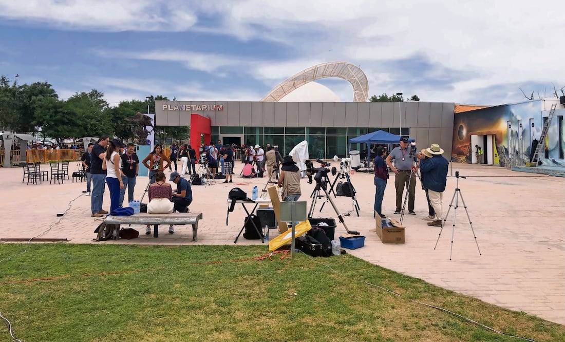 Alejandro Arroyo, cazador de eclipses, dijo que la ciudad lagunera cuenta con las mejores condiciones para apreciar el fenómeno este lunes; sin embargo, se prevé que el cielo se nuble. Foto: Francisco Rodríguez | El Universal