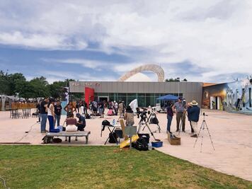 Pese a nubosidad, visitantes esperan apreciar el eclipse