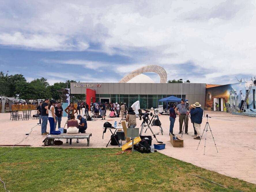 Alejandro Arroyo, cazador de eclipses, dijo que la ciudad lagunera cuenta con las mejores condiciones para apreciar el fenómeno este lunes; sin embargo, se prevé que el cielo se nuble. Foto: Francisco Rodríguez | El Universal