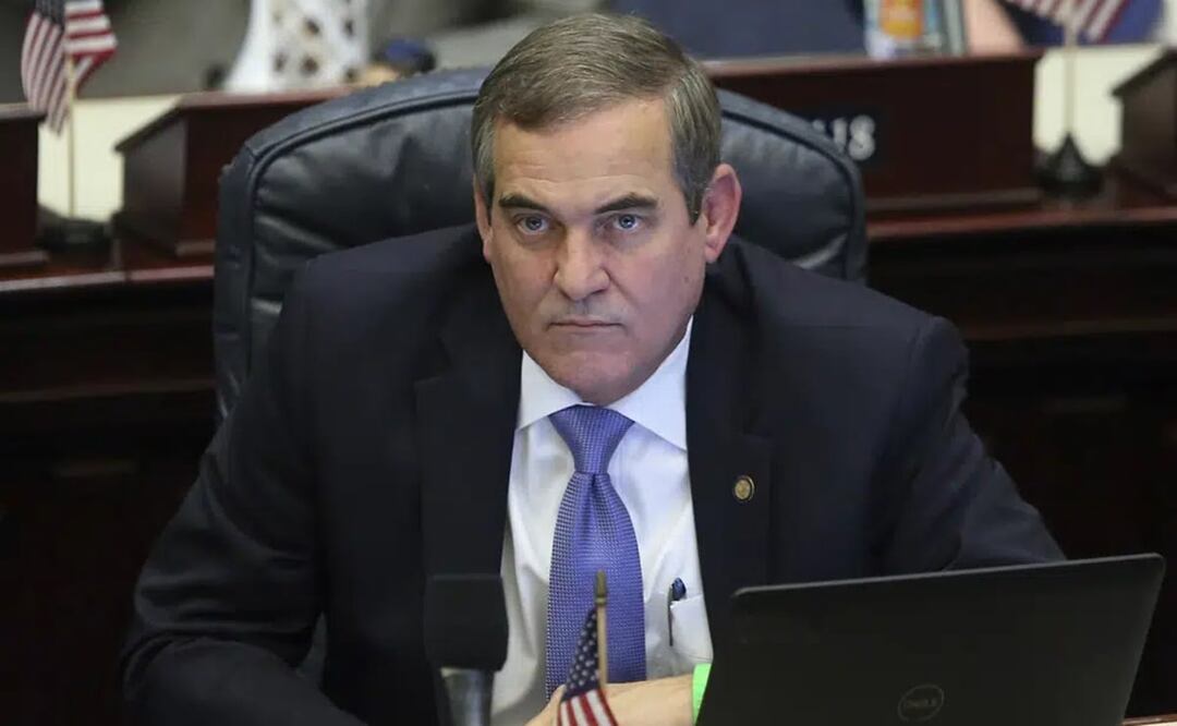 El representante del estado de Florida, Stan McClain, republicano por Belleview, asiste a una sesión legislativa en Tallahassee, Florida. Foto: AP