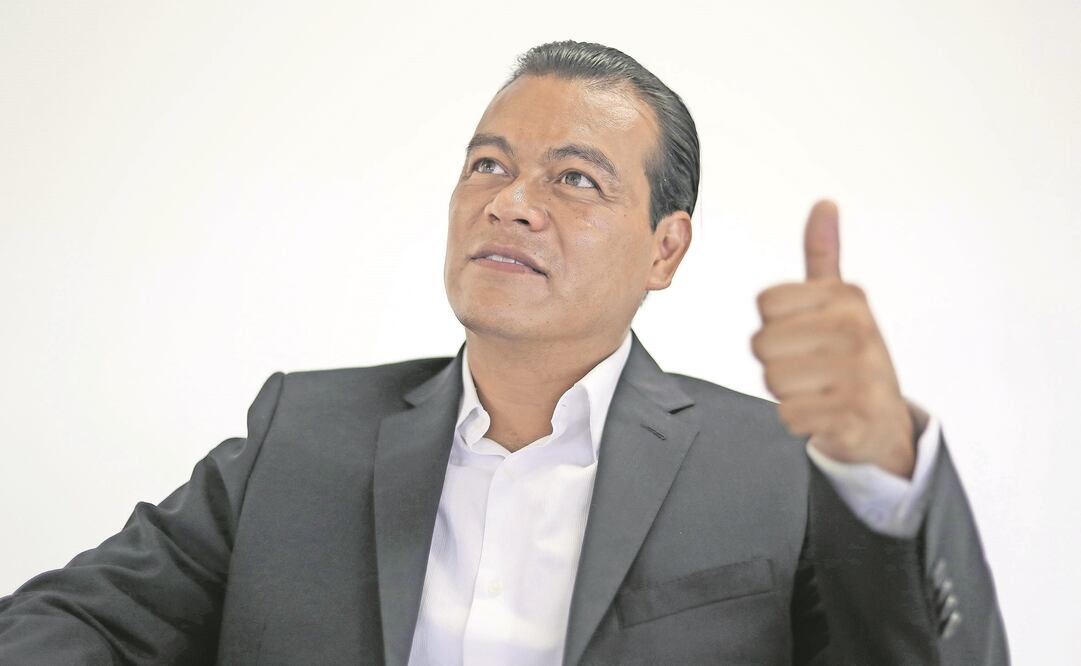 Juan Zepeda deshoja la margarita