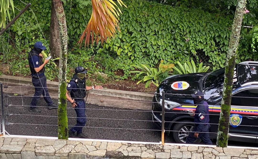 Esta es la segunda vez que funcionarios de Venezuela rodean la sede diplomática, ya que, según opositores, el lunes un grupo de policías también pretendían "tomar". Foto: Tomada de X / @AlertaMundoNews