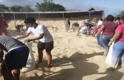 Vuelca tráiler y pobladores hacen "rapiña" de alimento para animales