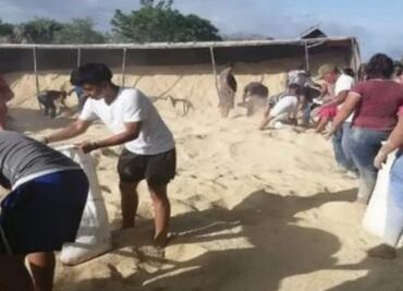 Vuelca tráiler y pobladores hacen "rapiña" de alimento para animales