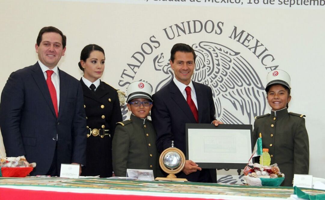El Presidente de México recibió de manos del titular de la Lotenal, Pedro Pablo Treviño Villarreal, una placa conmemorativa del sorteo. /Especial
