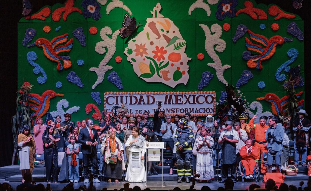 En el escenario del Teatro Metropólitan, la mandataria capitalina estuvo acompañada por personas que desempeñan diversos oficios en la Ciudad. Foto: Yaretzy M. Osnaya / EL UNIVERSAL
