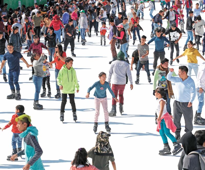 A la pista de hielo Ecologísssima también asisten personas expertas en patinar que incluso se llevan aplausos. GERMÁN ESPINOSA. EL UNIVERSAL