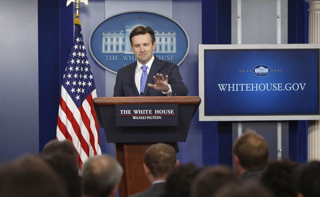 "Poco antes de las dos de la tarde, hubo una amenaza de bomba transmitida por teléfono a la Policía Metropolitana de Washington sobre la sala en la que estamos ahora", explicó Earnest (Foto: Reuters)