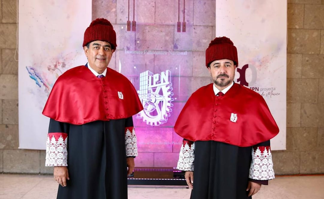 El IPN entregó el Doctorado Honoris Causa al exgobernador de Puebla y actual comisionado del INM, Sergio Salomón Céspedes Peregrina, este domingo 1 de marzo de 2026. Foto: Especial
