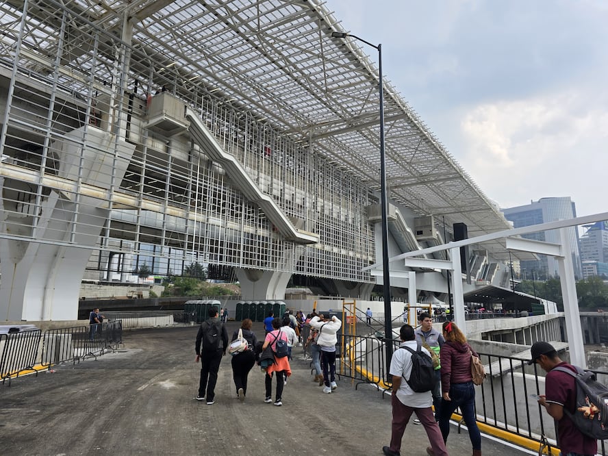 Cientos de personas han llegado a la estación Santa Fe del Tren Interurbano que será inaugurada esta tarde por el presidente Andrés Manuel López Obrador y por la mandataria electa, Claudia Sheinbaum. (Foto: Jorge Alejandro Medellín Hernández)