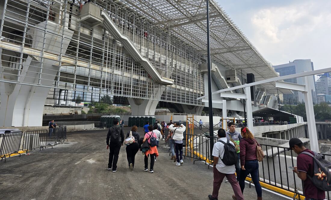 Cientos de personas han llegado a la estación Santa Fe del Tren Interurbano que será inaugurada esta tarde por el presidente Andrés Manuel López Obrador y por la mandataria electa, Claudia Sheinbaum. (Foto: Jorge Alejandro Medellín Hernández)