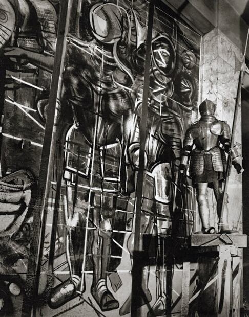 Aquí una fotografía de una armadura utilizada como modelo por Siqueiros durante la realización de la obra mural "Tormento de Cuauhtémoc" en el Palacio de Bellas Artes de 1950. Foto: Museo del Palacio de Bellas Artes/ Especial.