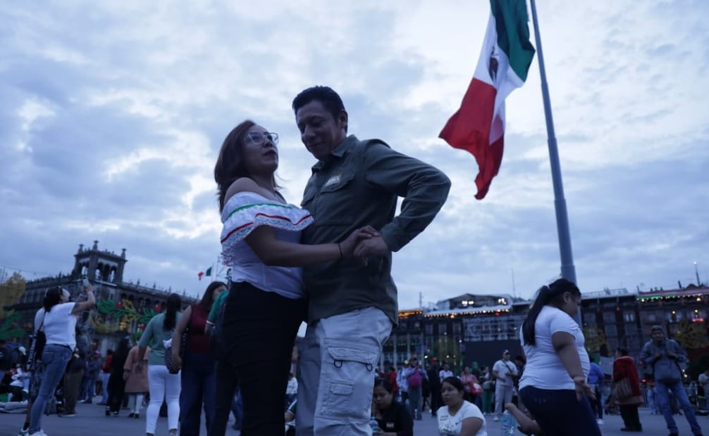 Asistentes al Zócalo de la Ciudad de México, por la conmemoración del 216 aniversario de la Independencia de México. Foto: Fernanda Rojas / EL UNIVERSAL