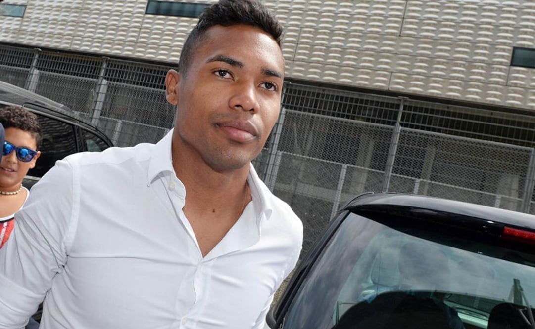 Álex Sandro en su llegada a Turín. EFE