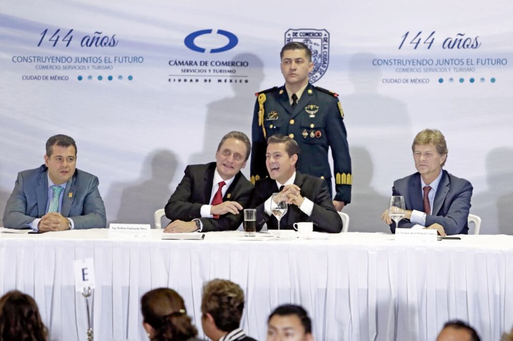 Nathan Poplawsky Berry, presidente de la Canaco CDMX, y el mandatario Enrique Peña Nieto (al centro), en el 144 aniversario de la institución. (IVÁN STEPHENS. EL UNIVERSAL)