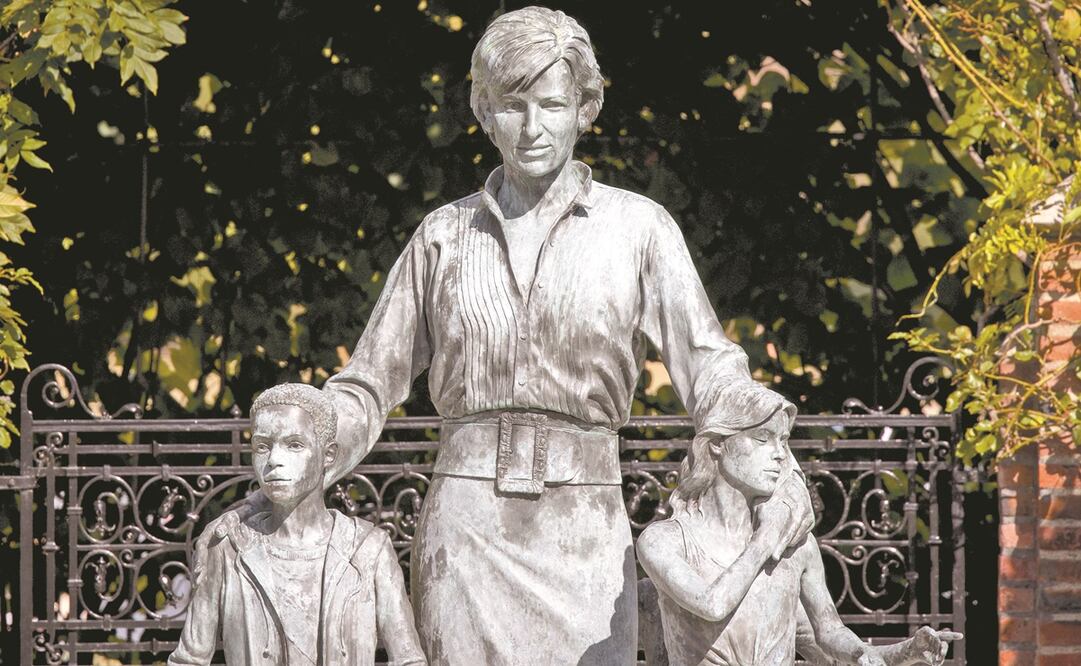 La escultura de bronce de Diana, princesa de Gales, en el Jardín Hundido del Palacio de Kensington.