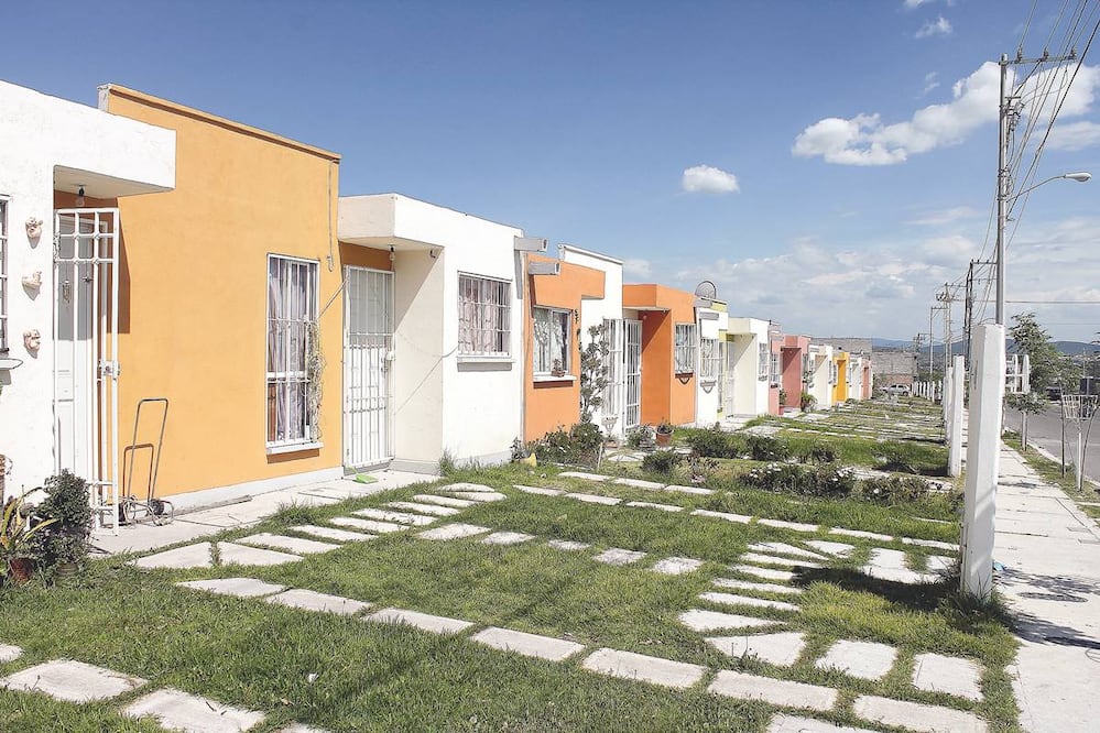 El Infonavit detalló que a partir de 2021 se podrá agregar a una tercera persona en los créditos solidarios que otorgará el organismo. Foto/ARCHIVO EL UNIVERSAL