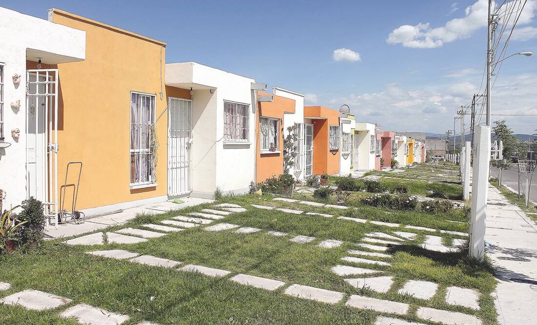 El Infonavit detalló que a partir de 2021 se podrá agregar a una tercera persona en los créditos solidarios que otorgará el organismo. Foto/ARCHIVO EL UNIVERSAL