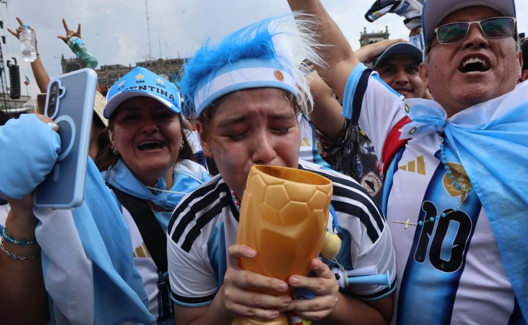 "¡Mesi, Mesi es tú última!", gritaron argentinos y mexicanos alzando las manos para festejar. Foto: Luis Camacho / EL UNIVERSAL