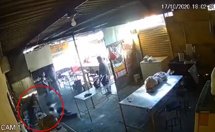 Captan cómo empleado de pollería asesina a presunto extorsionador en Nuevo León