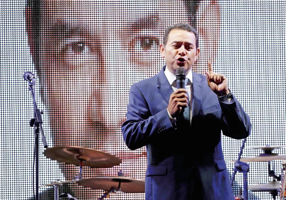El aspirante a la presidencia Jimmy Morales, del Frente de Convergencia Nacional , celebra los primeros resultados que lo situaron al frente de la contienda (JORGE DAN LÓPEZ. REUTERS)