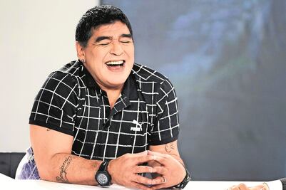 Maradona defiende a Messi pero resalta diferencias