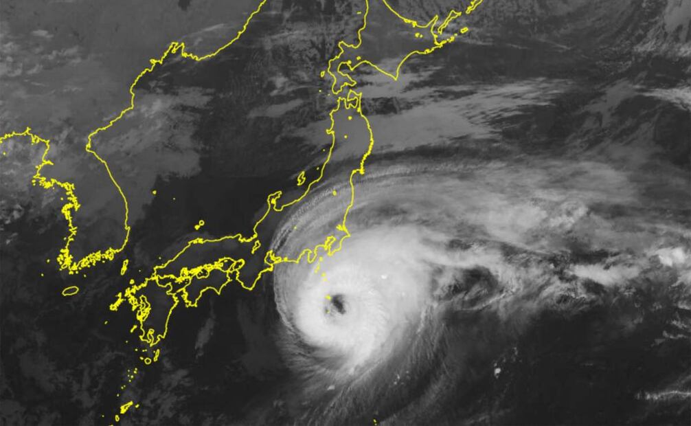 Este documento de la Agencia Meteorológica de Japón (JMA), publicado el 9 de octubre de 2025, muestra una imagen satelital de Himawari del tifón Halong (abajo) acercándose al archipiélago de Izu, al sur de Tokio. Foto: AFP