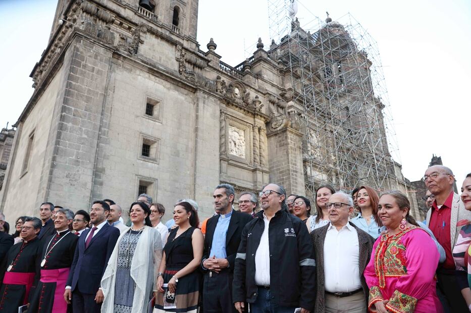 Alejandra Frausto, secretaria de Cultura, y Martí Batres, jefe de gobierno capitalino, en la develación de las esculturas restauradas de la Catedral.
Foto: EL UNIVERSAL / Diego Simón Sánchez