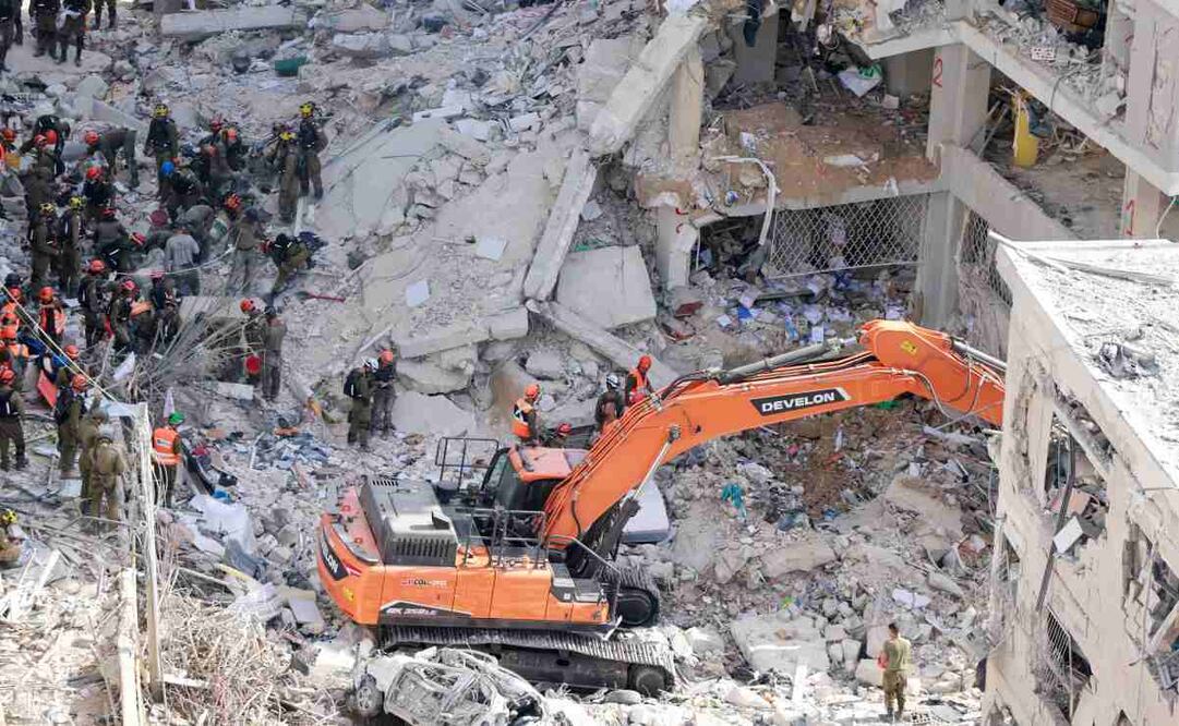 Rescatistas israelíes buscan entre los escombros en el lugar del ataque con misiles iraníes en Bat Yam el 15 de junio de 2025. El primer ministro israelí, Benjamin Netanyahu, declaró que Irán pagaría un alto precio por matar a civiles israelíes durante una visita el 15 de junio al lugar del ataque con misiles contra un edificio residencial cerca de Tel Aviv, mientras ambos enemigos mantenían intensos combates. Foto: AFP