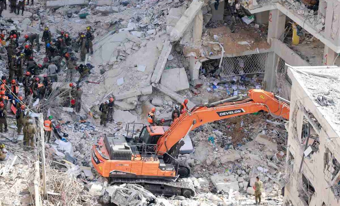 Rescatistas israelíes buscan entre los escombros en el lugar del ataque con misiles iraníes en Bat Yam el 15 de junio de 2025. El primer ministro israelí, Benjamin Netanyahu, declaró que Irán pagaría un alto precio por matar a civiles israelíes durante una visita el 15 de junio al lugar del ataque con misiles contra un edificio residencial cerca de Tel Aviv, mientras ambos enemigos mantenían intensos combates. Foto: AFP