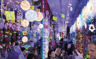 Artículos navideños invaden los comercios del Centro Histórico