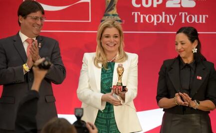 Maru Campos recibe trofeo de la Copa Mundial de Futbol en Chihuahua; destaca “pasión que ha unido a generaciones enteras”