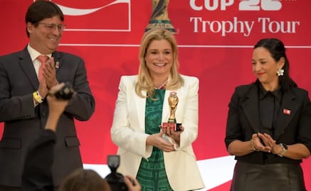 Maru Campos recibe trofeo de la Copa Mundial de Futbol en Chihuahua; destaca “pasión que ha unido a generaciones enteras”