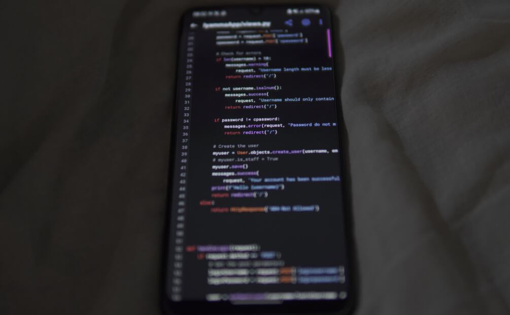 Mantener tu celular actualizado disminuye el riesgo de que sea hackeado. Foto: Pexels