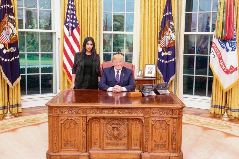 Encuentro. Donald Trump recibió ayer a Kim Kardashian en la Casa Blanca para hablar sobre prisiones. (NICHOLAS KAMM. AFP)