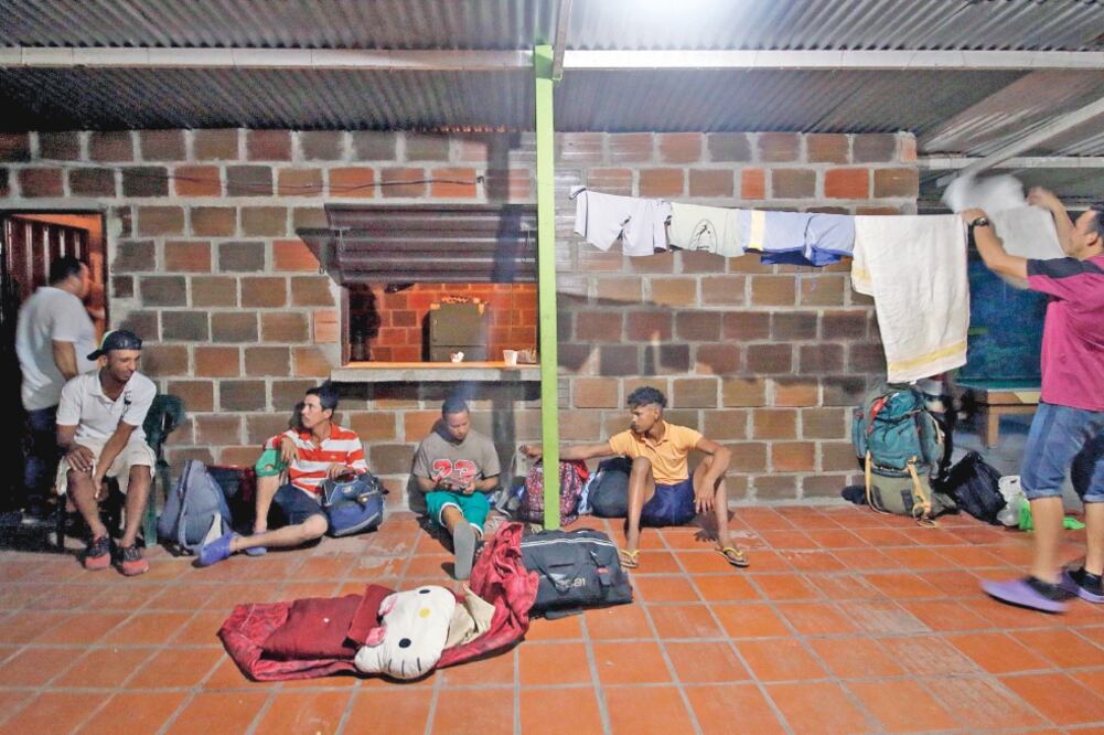 Ciudadanos venezolanos permanecen en un albergue provisional donde pueden dormir, asearse y descansar luego de las extensas caminatas en la vía hacia Bucaramanga desde Cúcuta, Colombia. (SCHNEYDER MENDOZA. EFE)
