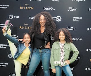 M’balia da voz a mamás y niños en YouTube