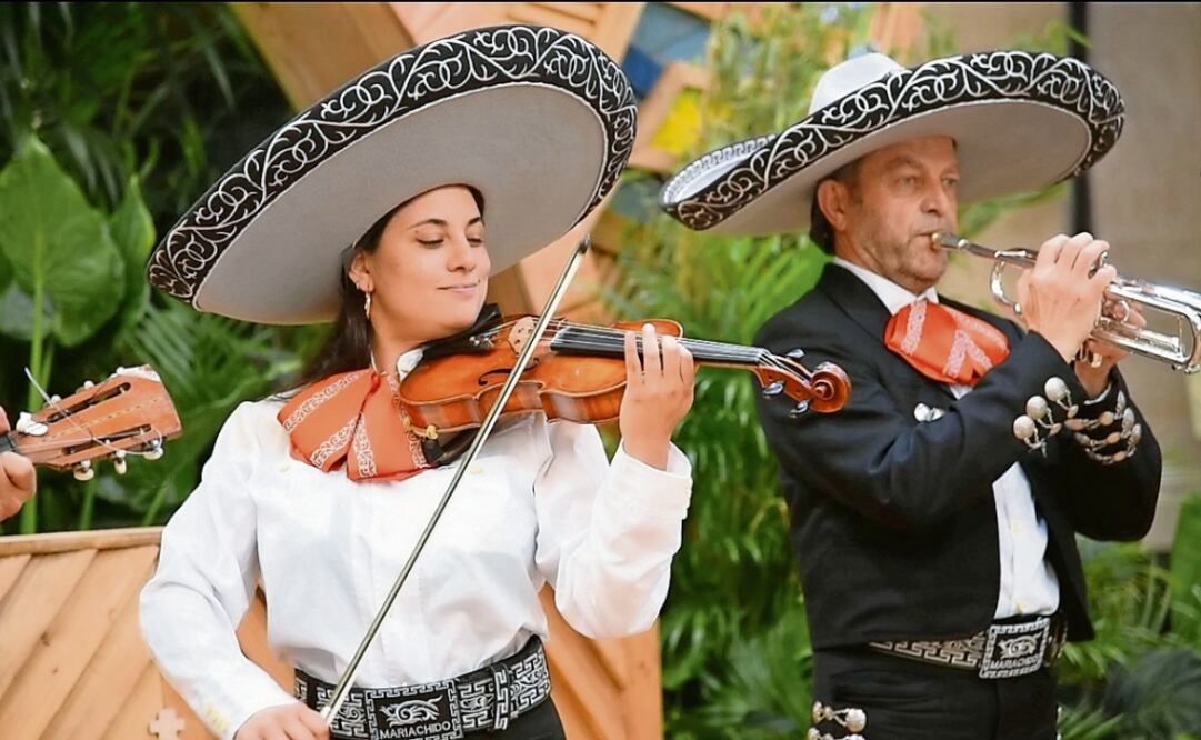 Da serenatas en icónicos sitios, como la Torre Eiffel y el Arco del Triunfo. Foto: Leobardo Vázquez Hernández | El Universal