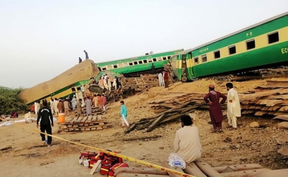 Choque de trenes en Pakistán deja al menos 20 muertos y 80 heridos