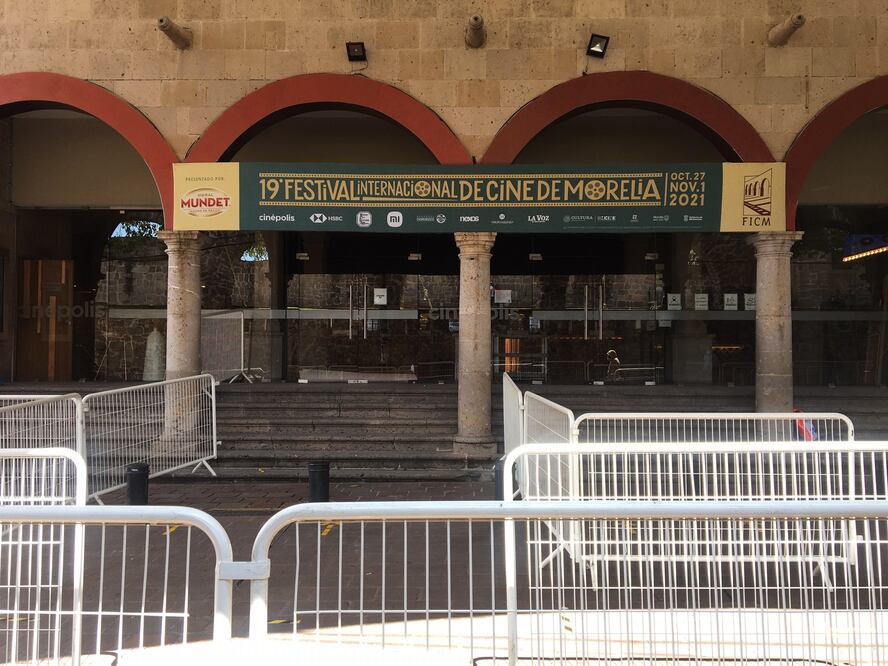 La sede del evento luce barreras metálicas para los visitantes y carteles detallando el protocolo sanitario.