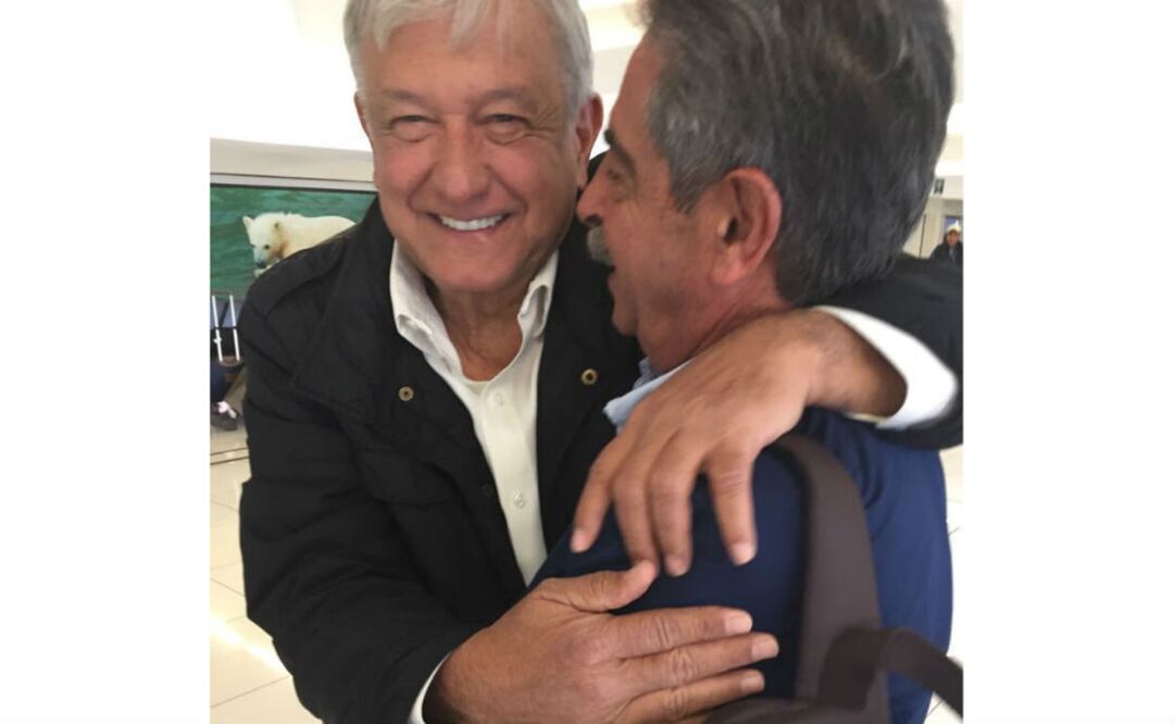Revilla aterrizó en el Aeropuerto Internacional de la Ciudad de México donde fue recibido por López Obrador. FOTO: @RevillaMiguelA