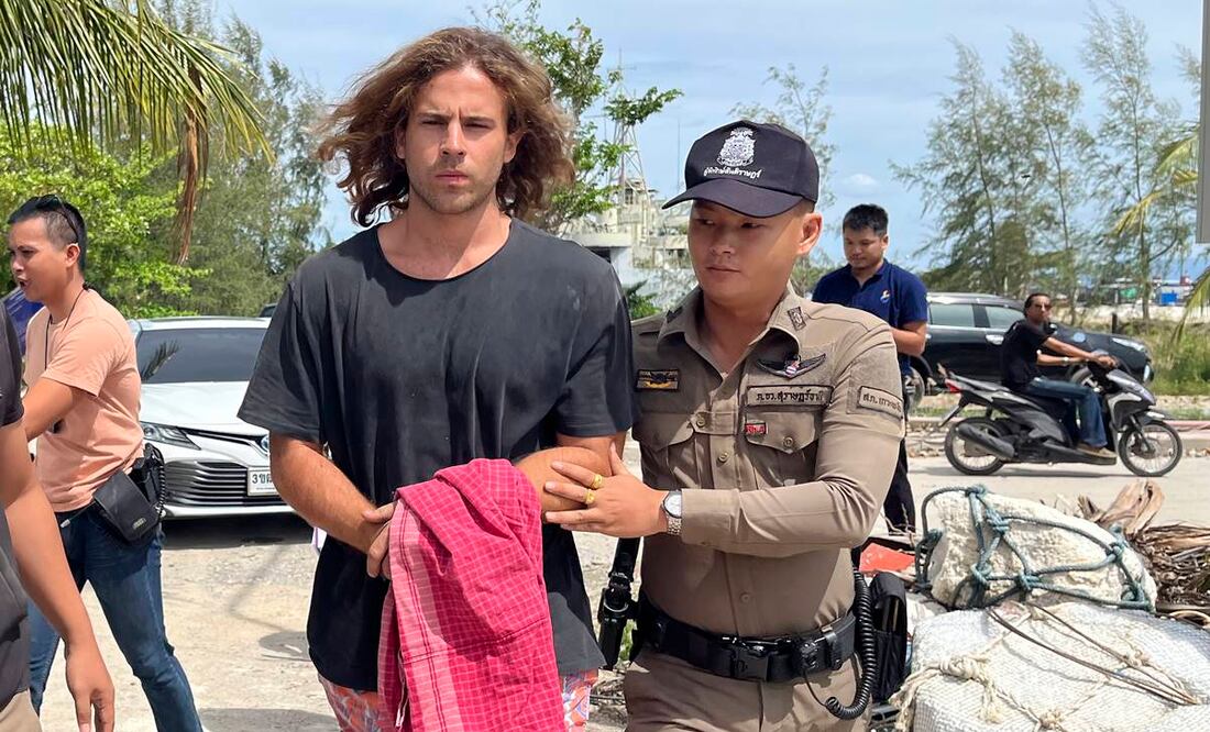 Un oficial de policía tailandés escolta al español Daniel Sancho Bronchalo bajo sospecha de asesinar y desmembrar a un cirujano colombiano / (AP Photo/Somkeat Ruksaman)