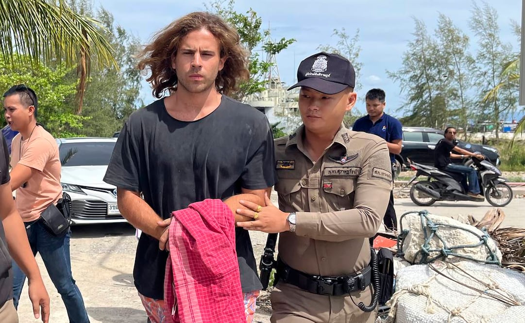 Un oficial de policía tailandés escolta al español Daniel Sancho Bronchalo bajo sospecha de asesinar y desmembrar a un cirujano colombiano / (AP Photo/Somkeat Ruksaman)