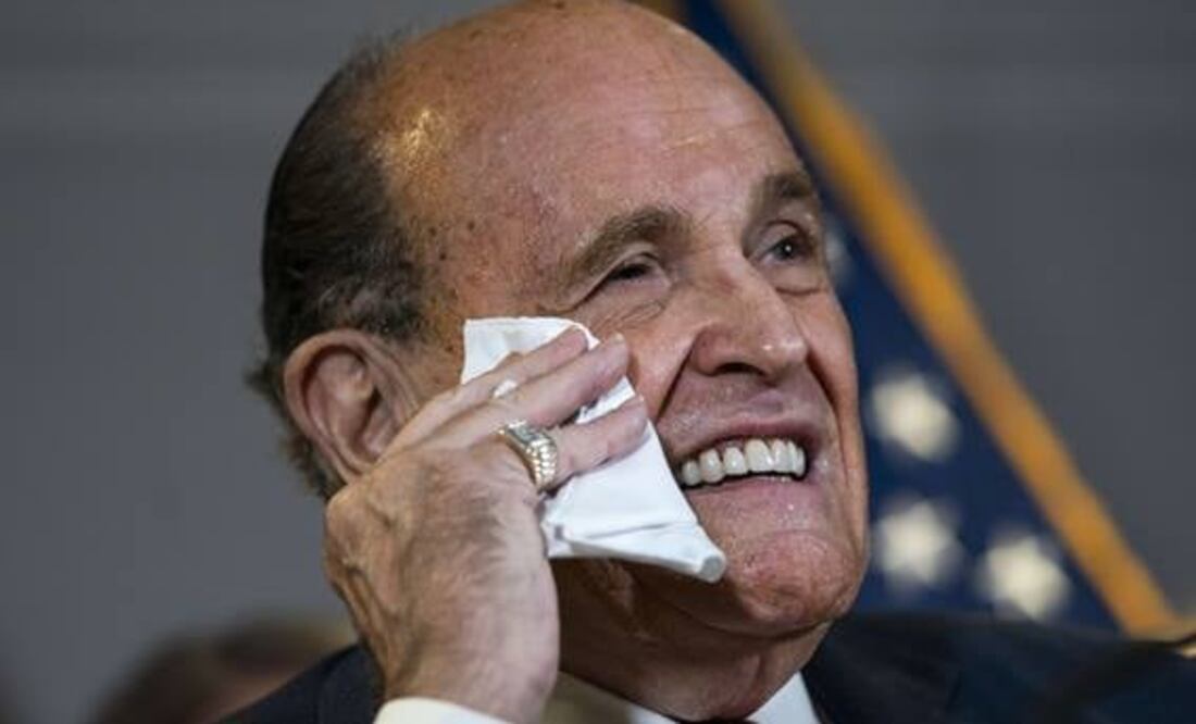 Hunter Biden argumenta en la demanda que los datos difundidos fueron "manipulados y alterados" antes de que llegaran a manos de Giuliani, quien los difundió a la prensa.